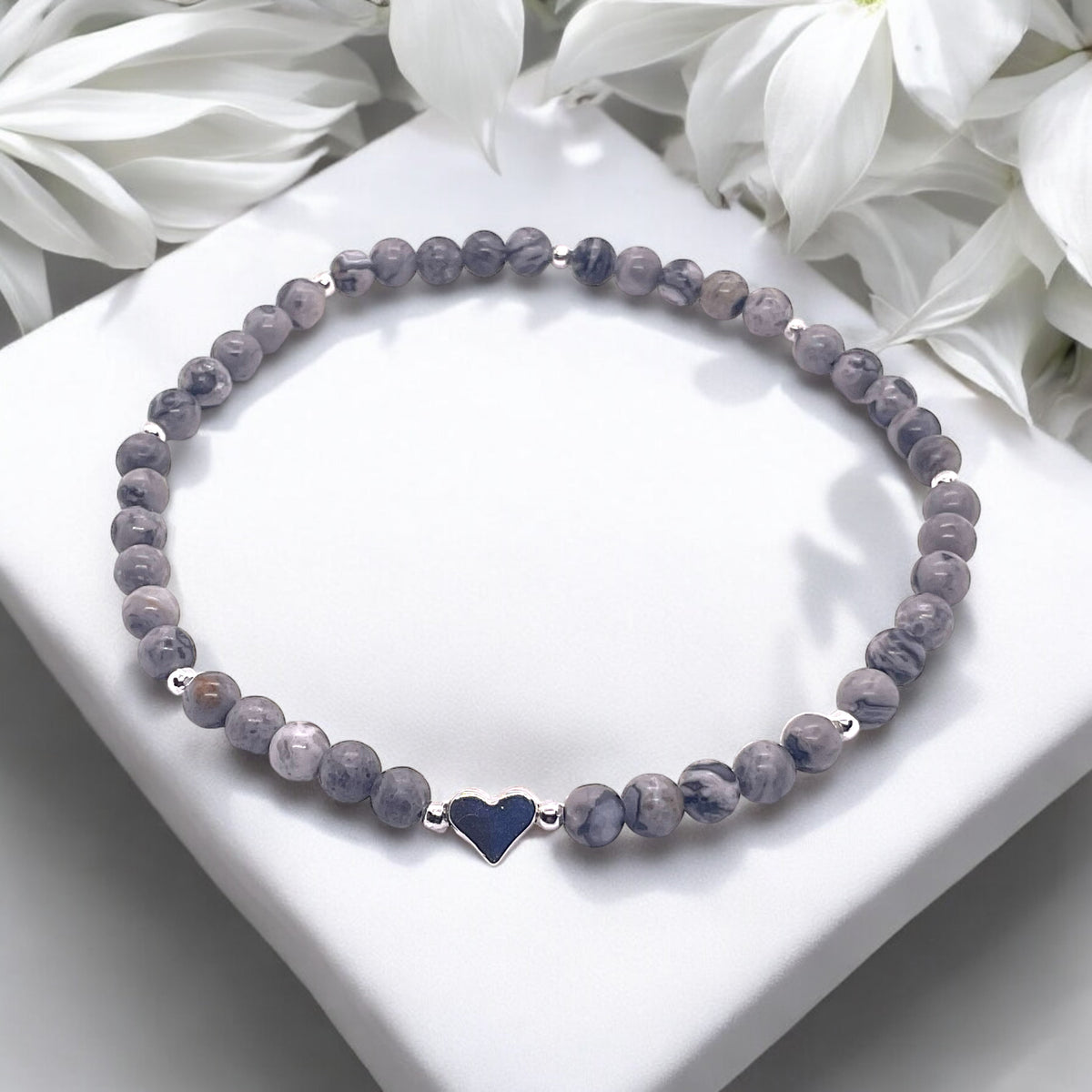 Edelstein Perlenarmband aus grauem Picasso Jaspis - Hochwertige Heilsteine mit 925 Silberperlen oder Herzchen - handgefertigt - in Geschenkbox - Kreativität und Entschlossenheit
