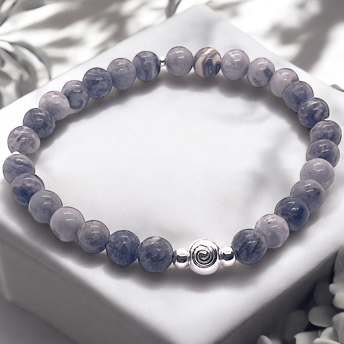 Edelstein Perlenarmband aus grauem Picasso Jaspis - Hochwertige Heilsteine mit 925 Silberperlen oder Herzchen - handgefertigt - in Geschenkbox - Kreativität und Entschlossenheit