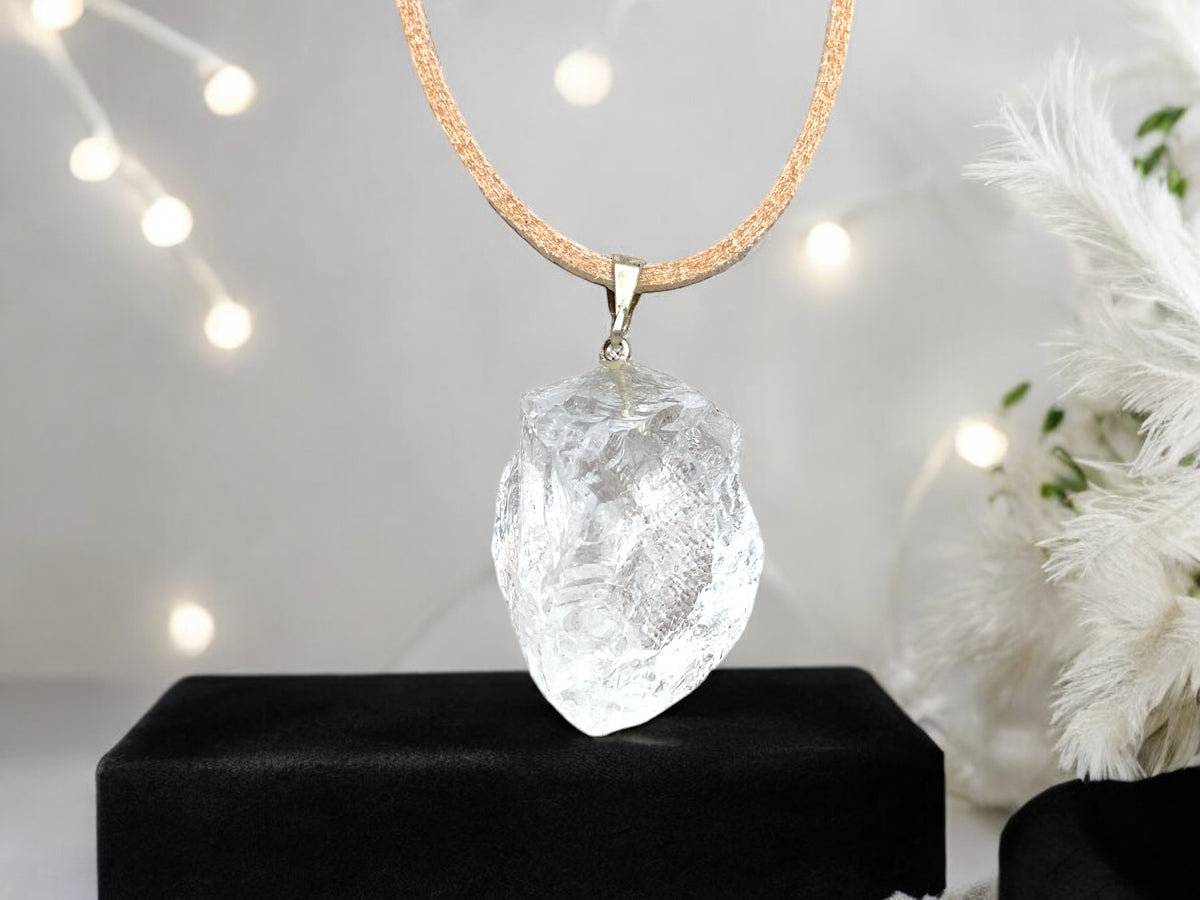 Edelstein Rohstein Kette - wunderschöner Cluster (Brocken) mit Lederband, wahlweise  Bergkristall, Amethyst, Aventurin oder Rosenquarz - Kristalle zum wohlfühlen