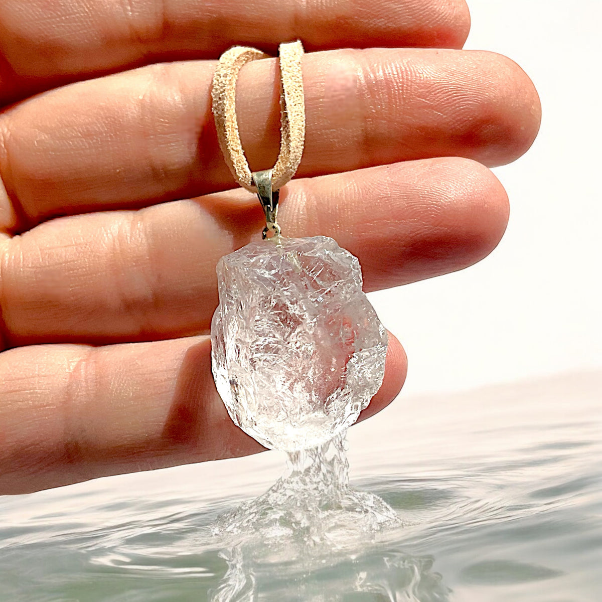 Edelstein Rohstein Kette - wunderschöner Cluster (Brocken) mit Lederband, wahlweise  Bergkristall, Amethyst, Aventurin oder Rosenquarz - Kristalle zum wohlfühlen