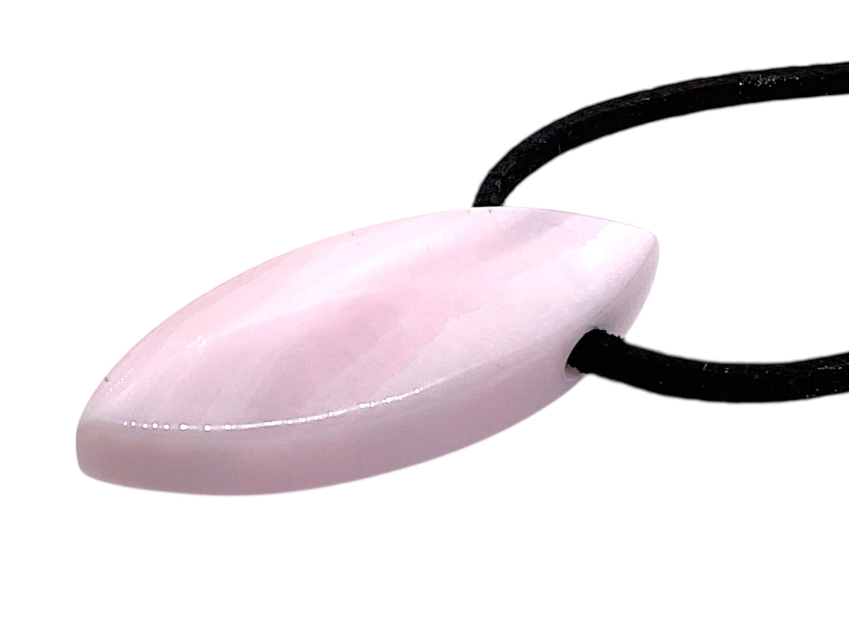Manganocalcit Tropfenanhänger – Navette-Schiffchenform – AAA-Qualität – Madagaskar – 80 cm Wildlederband & Geschenkverpackung