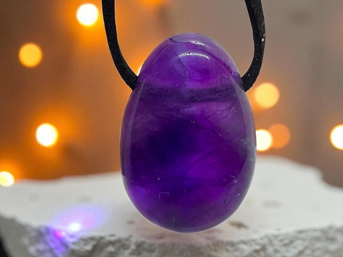 Amethyst Edelsteinanhänger I Tropfenanhänger I mit 80 cm Wildlederband und Geschenkverpackung I starker Heilstein I Brasilien