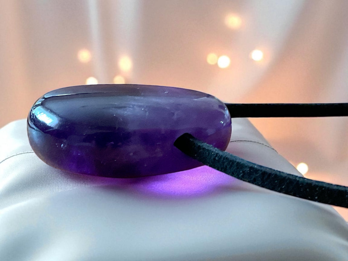 Amethyst Edelsteinanhänger I Tropfenanhänger I mit 80 cm Wildlederband und Geschenkverpackung I starker Heilstein I Brasilien