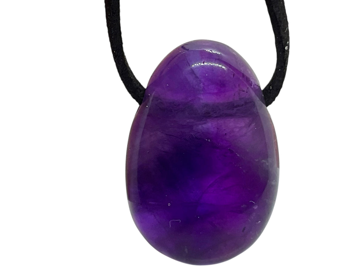 Amethyst Edelsteinanhänger I Tropfenanhänger I mit 80 cm Wildlederband und Geschenkverpackung I starker Heilstein I Brasilien