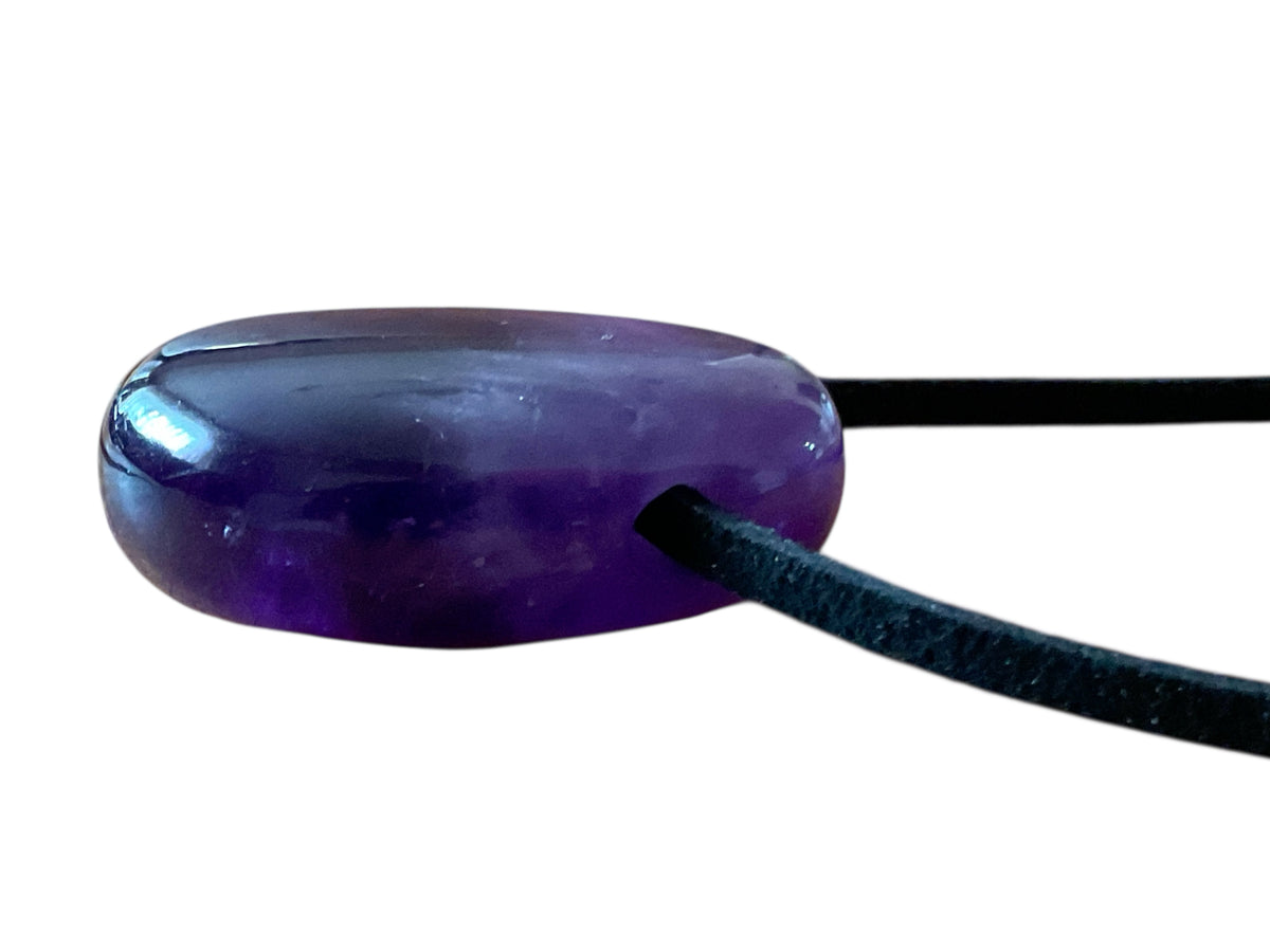 Amethyst Edelsteinanhänger I Tropfenanhänger I mit 80 cm Wildlederband und Geschenkverpackung I starker Heilstein I Brasilien