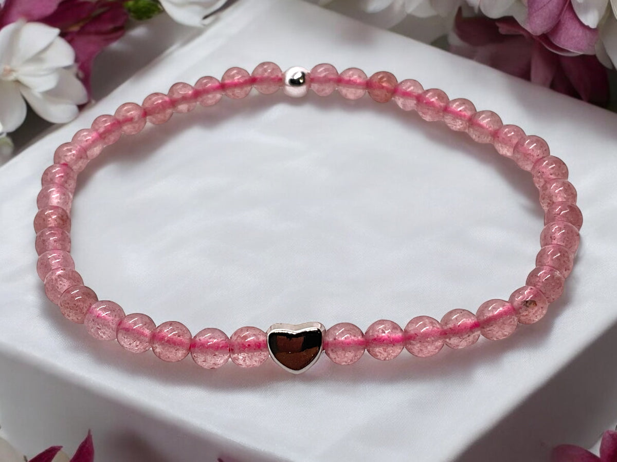 Edelstein Perlenarmband aus Erdbeerquarz - Hochwertige Heilsteine mit 925 Silberperlen und entzückendem Herzchen - handgefertigt - in Geschenkbox - Lebensfreude und Humor