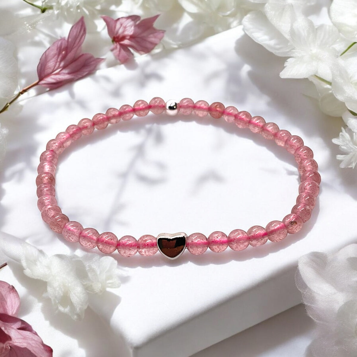 Edelstein Perlenarmband aus Erdbeerquarz - Hochwertige Heilsteine mit 925 Silberperlen und entzückendem Herzchen - handgefertigt - in Geschenkbox - Lebensfreude und Humor