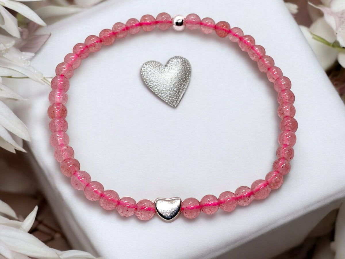 Edelstein Perlenarmband aus Erdbeerquarz - Hochwertige Heilsteine mit 925 Silberperlen und entzückendem Herzchen - handgefertigt - in Geschenkbox - Lebensfreude und Humor