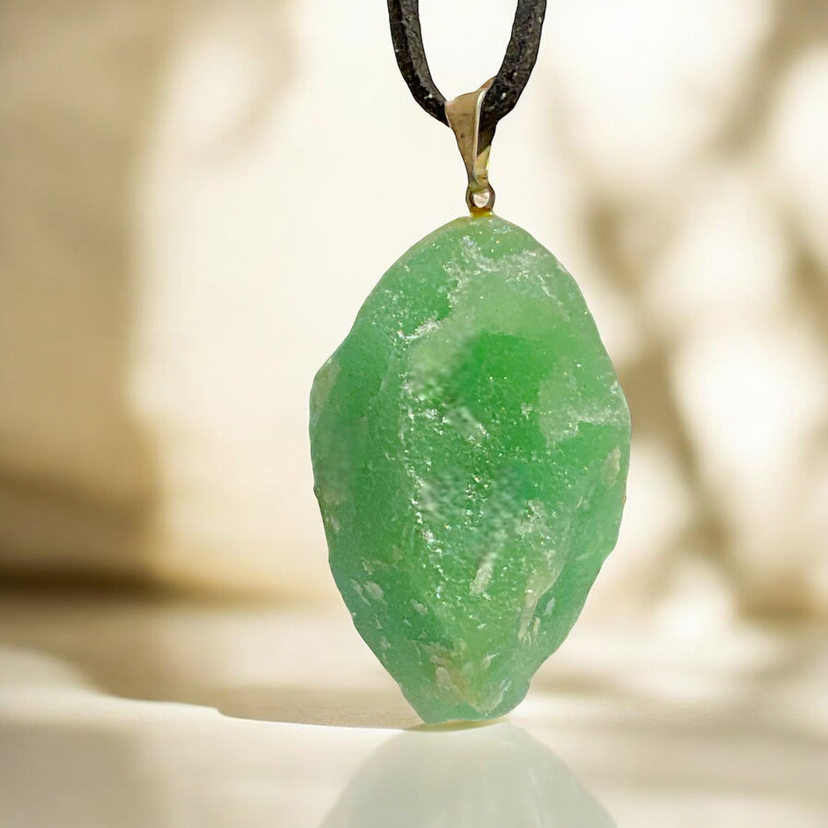 Edelstein Rohstein Kette - wunderschöner Cluster (Brocken) mit Lederband, wahlweise  Bergkristall, Amethyst, Aventurin oder Rosenquarz - Kristalle zum wohlfühlen