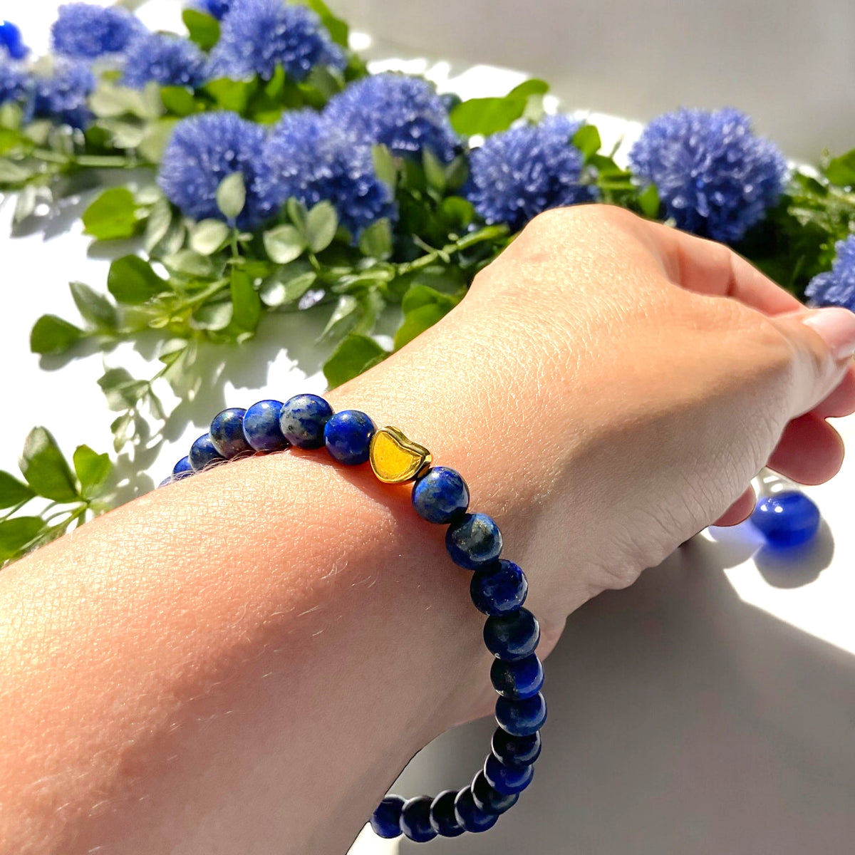 Elegantes Lapislazuli Perlenarmband - Hochwertiges Edelsteinarmband mit vergoldeter Perle und entzückendem Herzchen - Handmade - in Geschenkbox - Stein der Könige