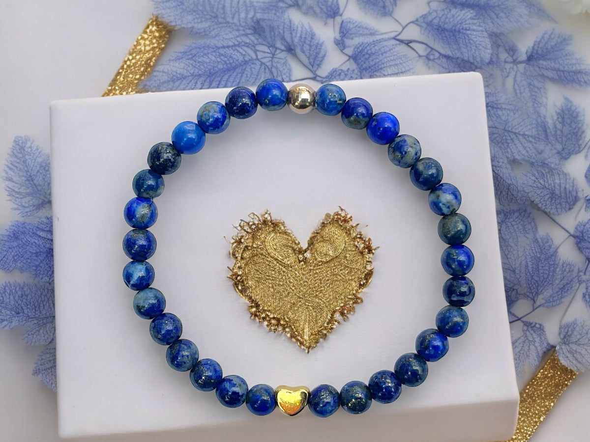 Elegantes Lapislazuli Perlenarmband - Hochwertiges Edelsteinarmband mit vergoldeter Perle und entzückendem Herzchen - Handmade - in Geschenkbox - Stein der Könige