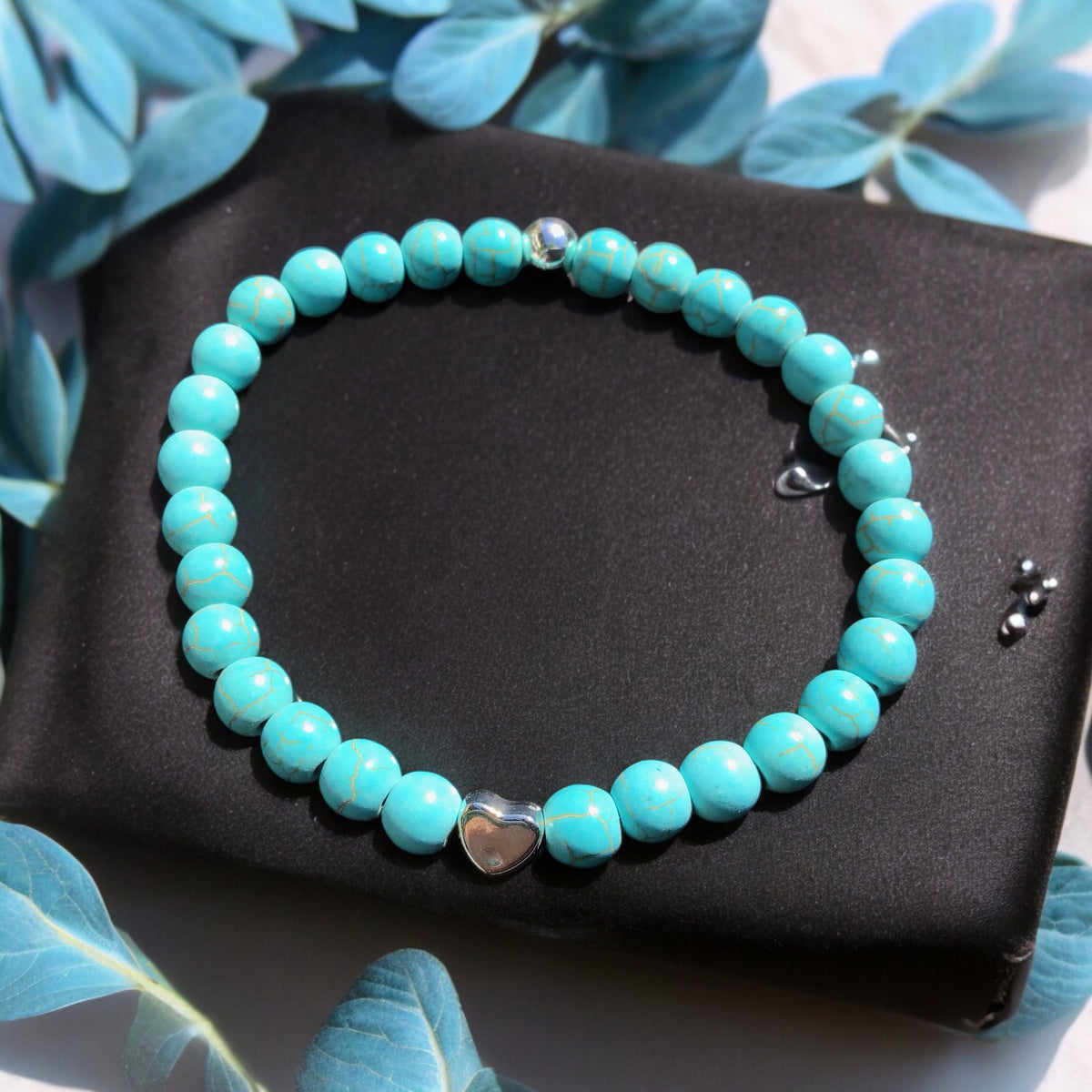 Handgefertigtes Türkenit Perlenarmband  - Hochwertiges Edelsteinarmband mit 925 Silberperle und Edelstahlherzchen - in Geschenkbox