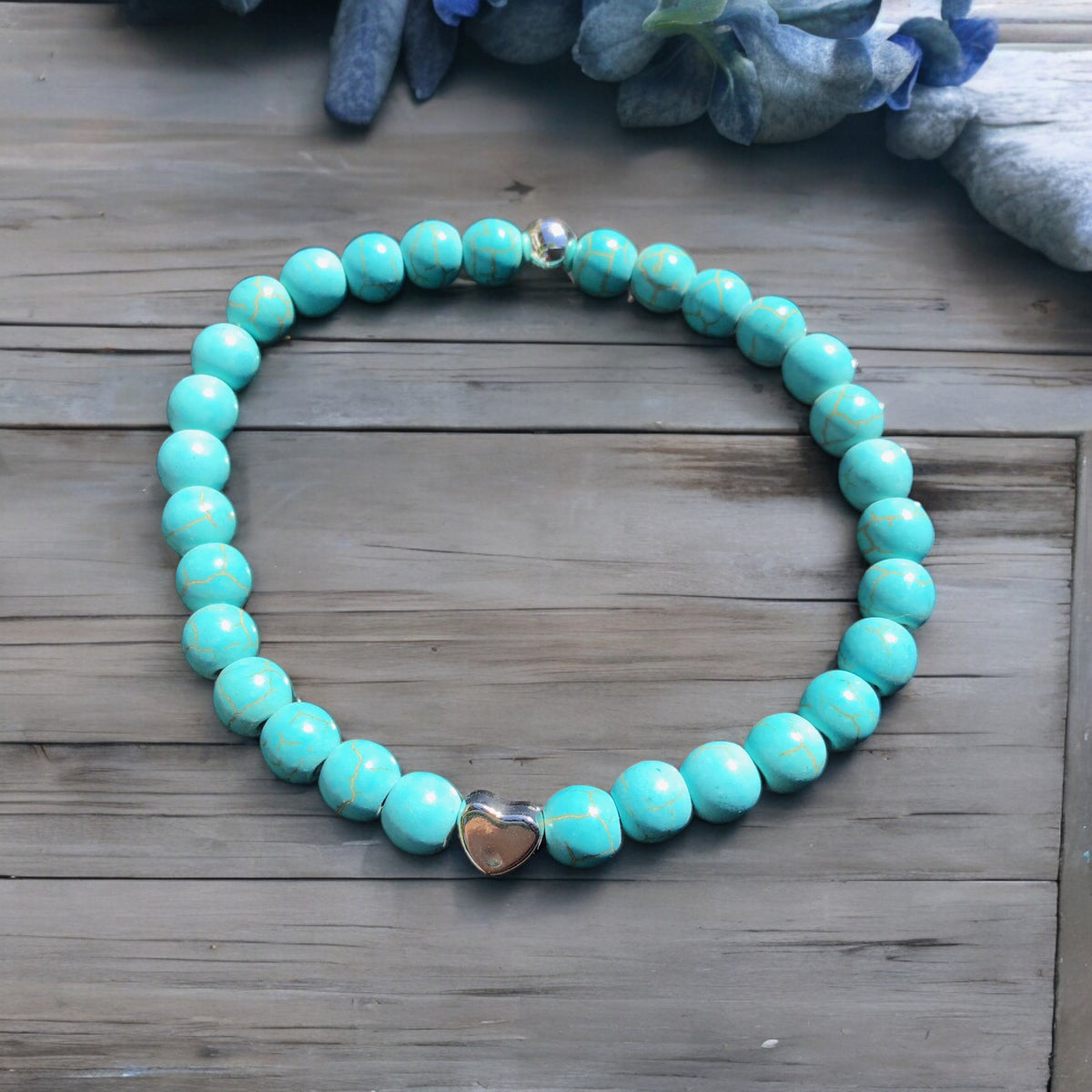 Handgefertigtes Türkenit Perlenarmband  - Hochwertiges Edelsteinarmband mit 925 Silberperle und Edelstahlherzchen - in Geschenkbox