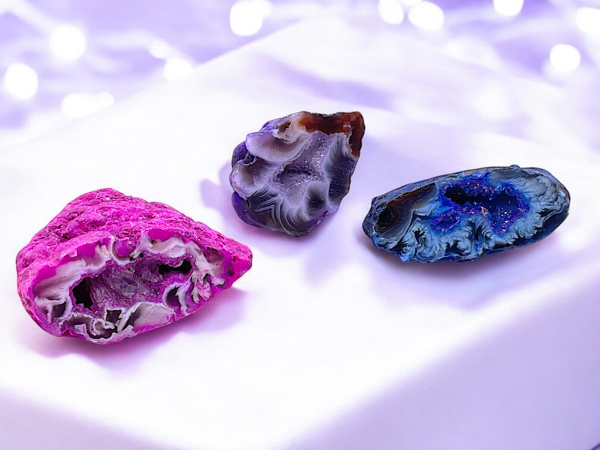 Gefärbte halbe Achatgeode AAA aus Brasilien – aufgeschnitten & poliert – ca. 30–40 mm – einzeln oder als 3er-/4er-Set