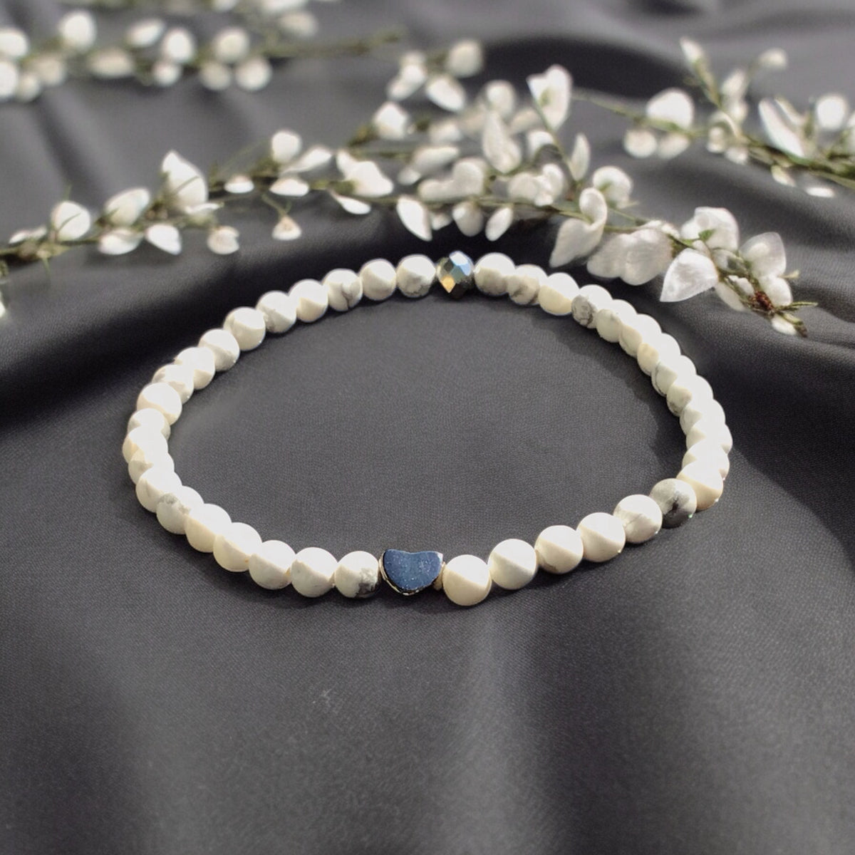 Handgefertigtes Magnesit Perlenarmband  - Hochwertiges Edelsteinarmband mit facettierter Kristallperle und Edelstahlherzchen - in Geschenkbox - Diät und Entschlackung
