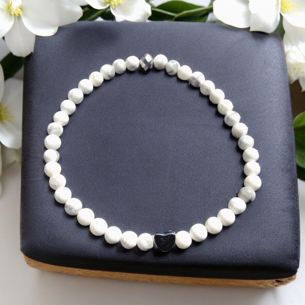 Handgefertigtes Magnesit Perlenarmband  - Hochwertiges Edelsteinarmband mit facettierter Kristallperle und Edelstahlherzchen - in Geschenkbox - Diät und Entschlackung
