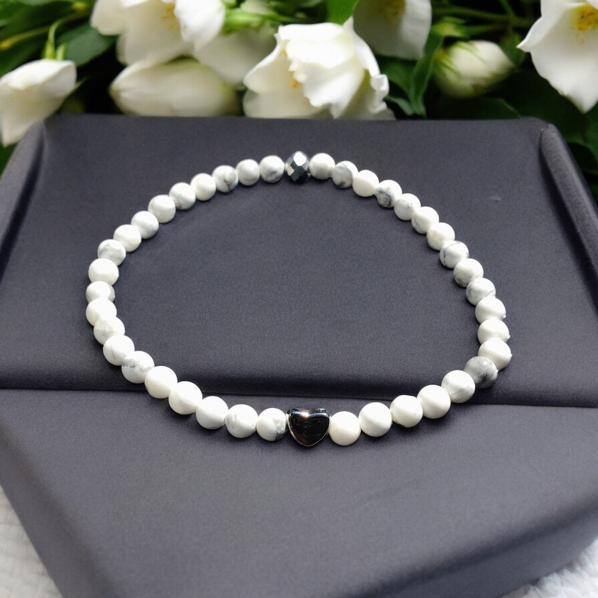 Handgefertigtes Magnesit Perlenarmband  - Hochwertiges Edelsteinarmband mit facettierter Kristallperle und Edelstahlherzchen - in Geschenkbox - Diät und Entschlackung