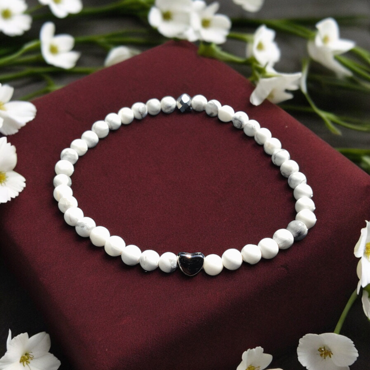 Handgefertigtes Magnesit Perlenarmband  - Hochwertiges Edelsteinarmband mit facettierter Kristallperle und Edelstahlherzchen - in Geschenkbox - Diät und Entschlackung
