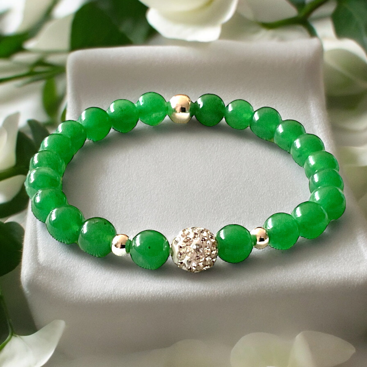 Grüne Jade Perlenarmband - Hochwertiges Edelsteinarmband 8mm mit 925 Silberperlen und Glitzerperle  - handgefertigt - in Geschenkbox - Glück und Freude