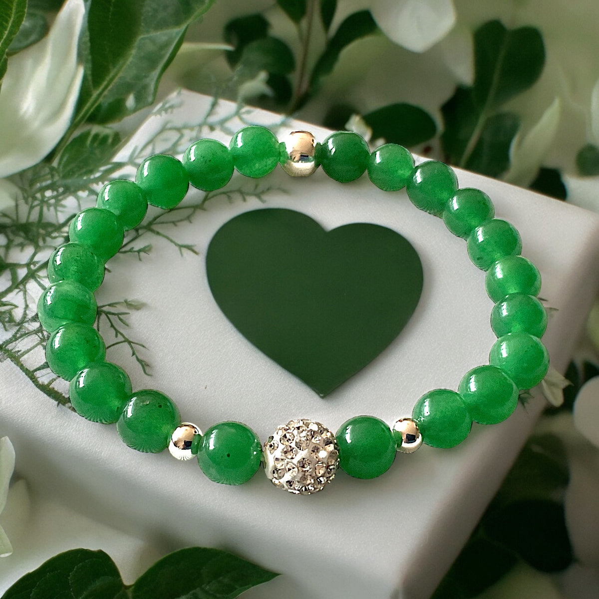 Grüne Jade Perlenarmband - Hochwertiges Edelsteinarmband 8mm mit 925 Silberperlen und Glitzerperle  - handgefertigt - in Geschenkbox - Glück und Freude