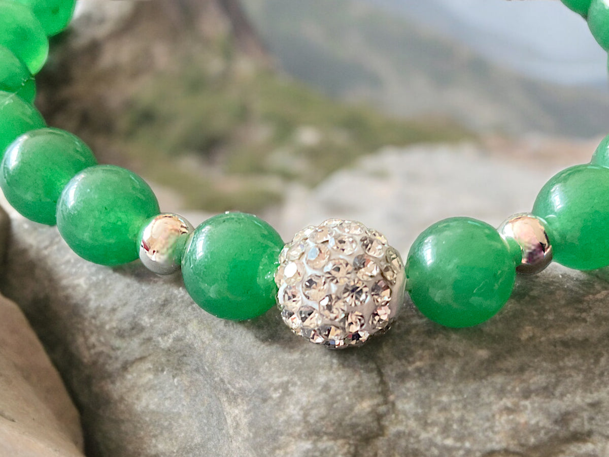 Grüne Jade Perlenarmband - Hochwertiges Edelsteinarmband 8mm mit 925 Silberperlen und Glitzerperle  - handgefertigt - in Geschenkbox - Glück und Freude