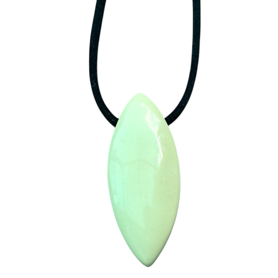 Zitronenchrysopras Tropfenanhänger – Navette-Schiffchenform – AAA-Qualität – Brasilien – 80 cm Wildlederband & Geschenkverpackung