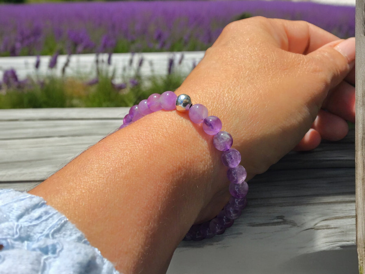 Elegantes Perlenarmband aus Amethyst - Hochwertiges Edelsteinarmband mit 925 Silberperlen und entzückendem Herzchen - handgefertigt - in Geschenkbox - Reinigung und Kraft