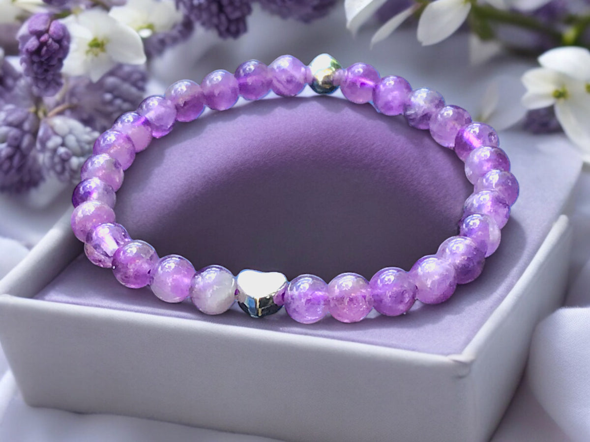 Elegantes Perlenarmband aus Amethyst - Hochwertiges Edelsteinarmband mit 925 Silberperlen und entzückendem Herzchen - handgefertigt - in Geschenkbox - Reinigung und Kraft