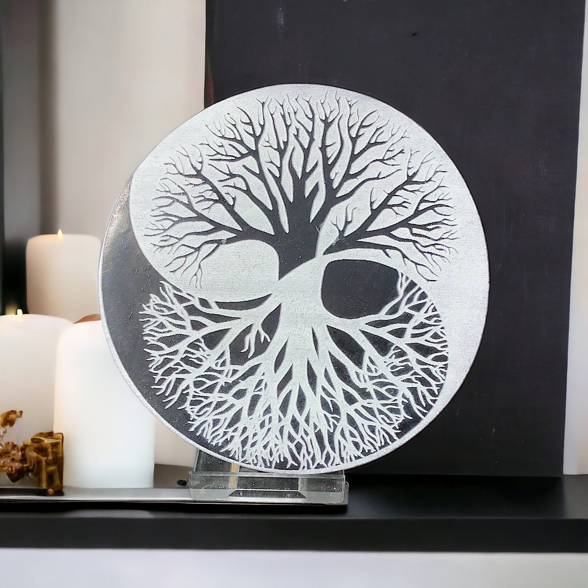Echte Selenit Ladeplatte mit Gravur "Yin Yang und Baum des Lebens" - reinigt Ihre Räume -  Ø 10 cm - 250 Gramm- schwarz-weiß - mit kleinem Acrylständer
