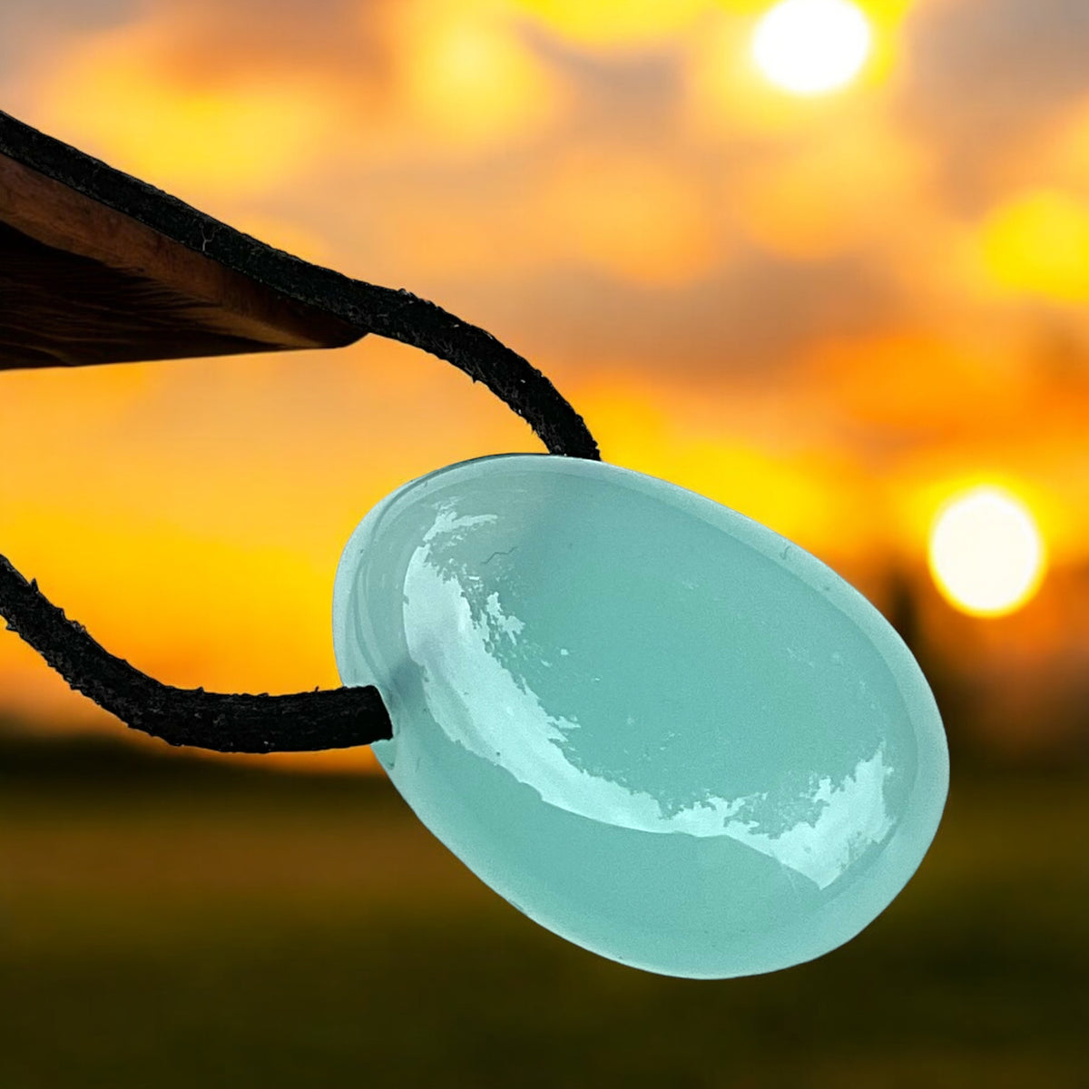 Chrysopras Anhänger in Tropfenform mit Wildlederband I Brasilien I Top Qualität