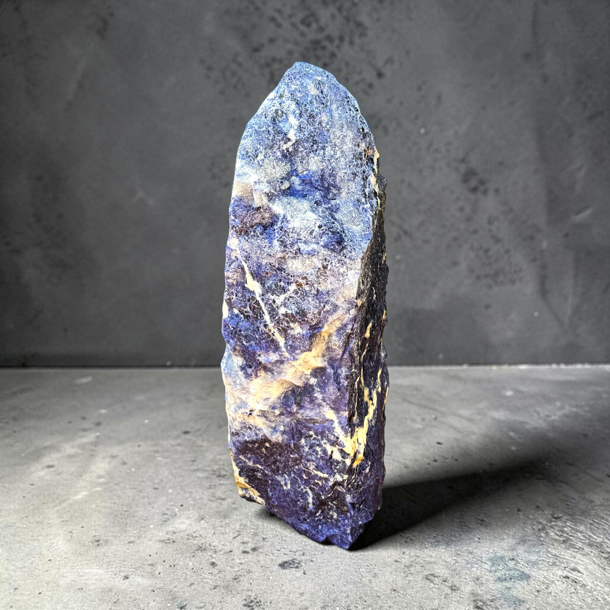 XL Sodalith Tower „Masterpiece“ – 10,9 kg Unikat aus Brasilien in AAA-Qualität – 38 cm hoher Naturstein mit tiefblauer Maserung – Exklusiver Blickfang für Wohnraum, Praxis & Garten