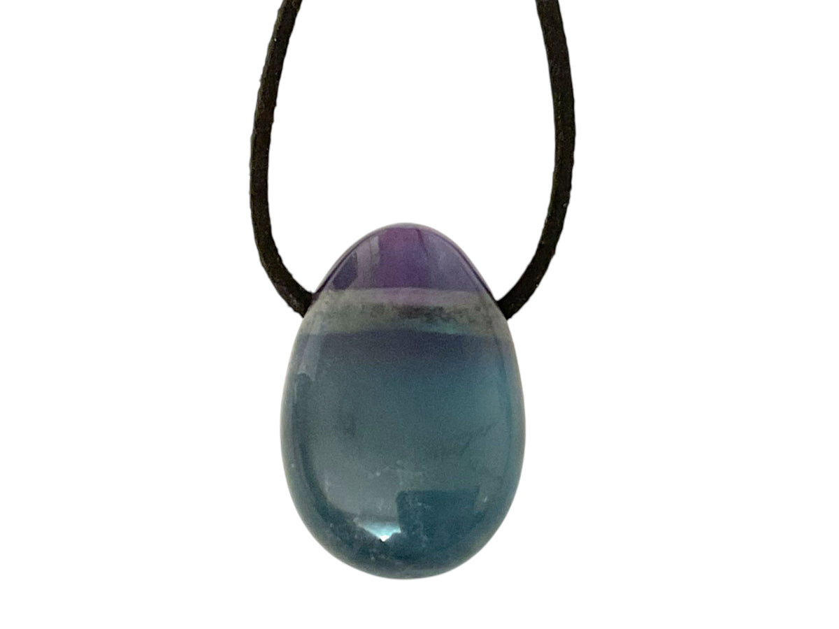 Grüner Fluorit Tropfenanhänger – Natürlicher Edelstein Anhänger mit 80 cm Band & Geschenkbox – AAA-Qualität aus Mexiko – Echter Naturstein Schmuck ca. 30 x 20 mm