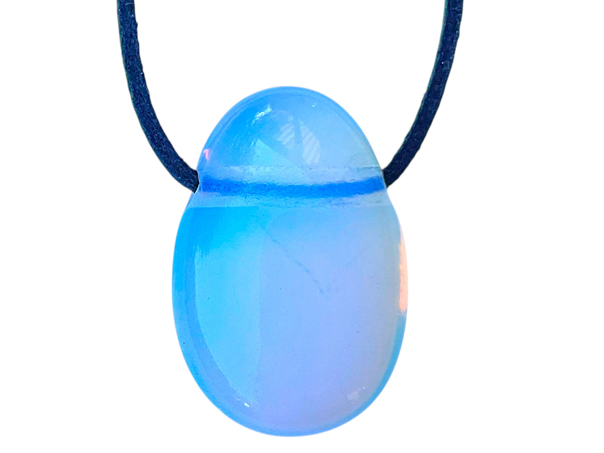 Opalit Tropfenanhänger – Schmuckstein Anhänger mit 80 cm Band & Geschenkbox – AAA-Qualität aus Brasilien – Schimmernder Opalit Schmuck ca. 30 x 20 mm