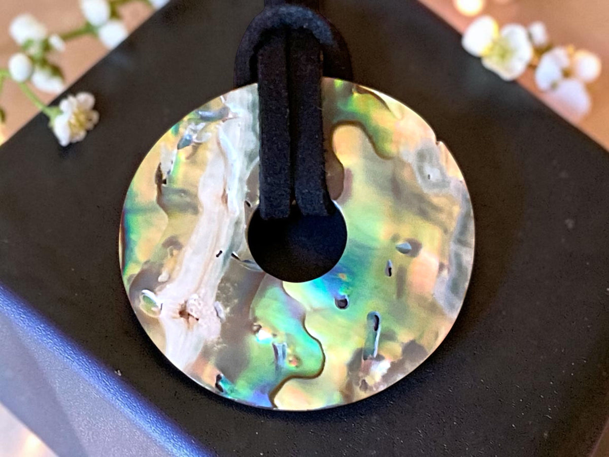 Abalone Paua Donut Anhänger aus Australien - 30 mm - 80 cm Wildlederband - echter Perlmutt - Geschenkverpackung - Handarbeit