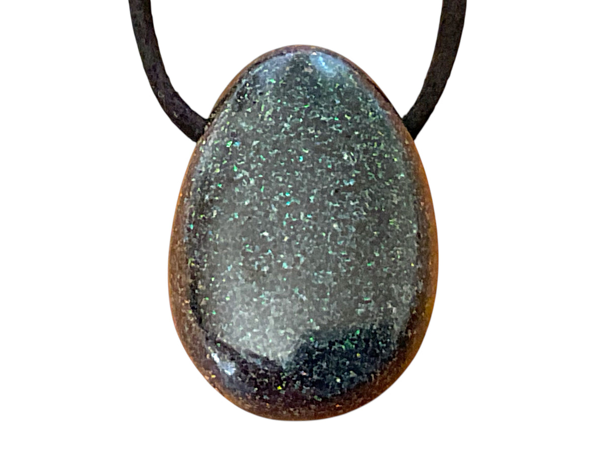 Schwarzer Opal Tropfenanhänger aus Australien – natürlicher Edelopal, stab. – 30 × 20 mm – mit Band & Geschenkbox