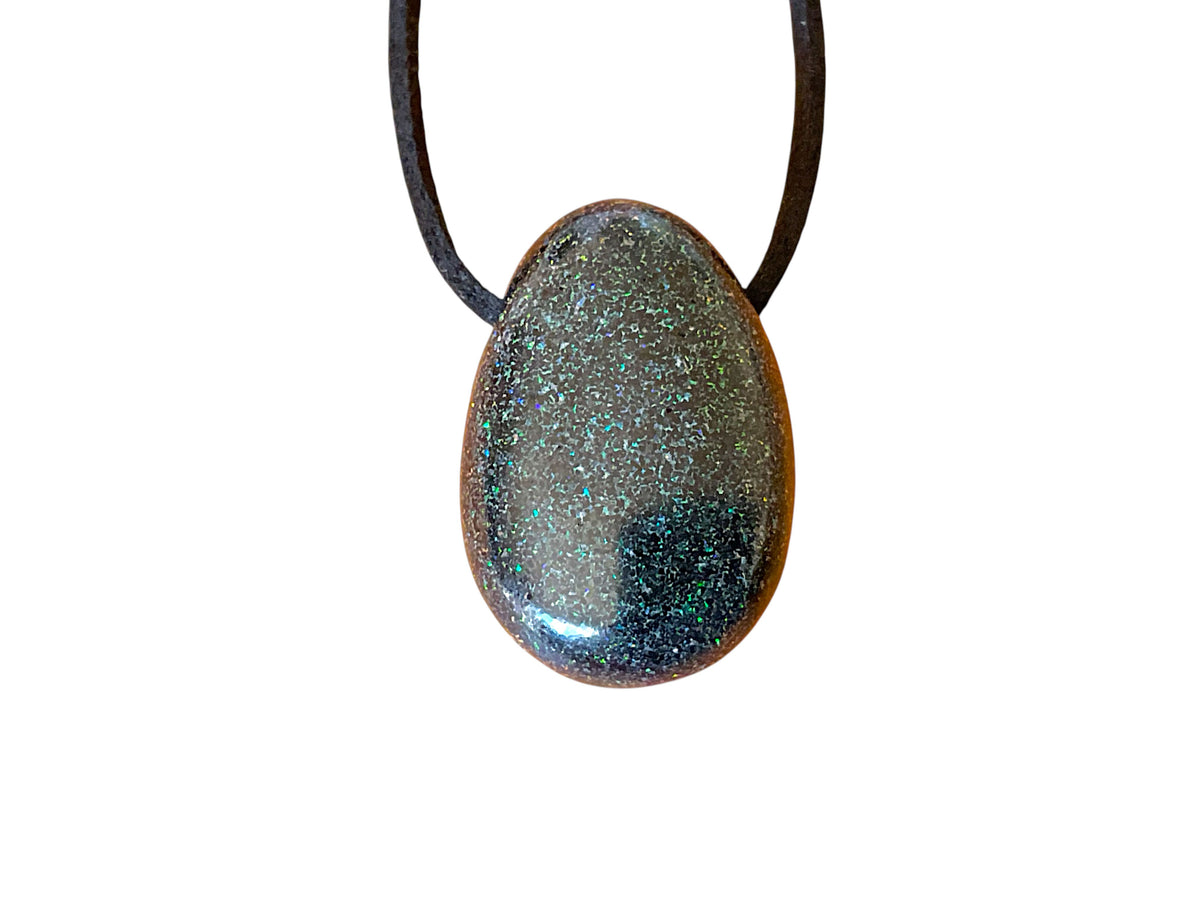 Schwarzer Opal Tropfenanhänger aus Australien – natürlicher Edelopal, stab. – 30 × 20 mm – mit Band & Geschenkbox
