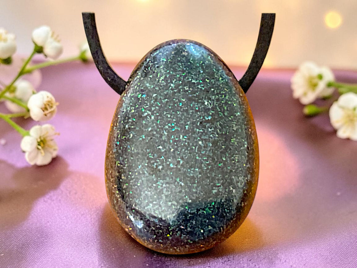 Schwarzer Opal Tropfenanhänger aus Australien – natürlicher Edelopal, stab. – 30 × 20 mm – mit Band & Geschenkbox