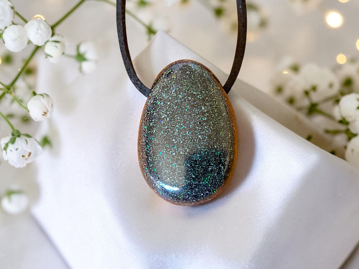 Schwarzer Opal Tropfenanhänger aus Australien – natürlicher Edelopal, stab. – 30 × 20 mm – mit Band & Geschenkbox