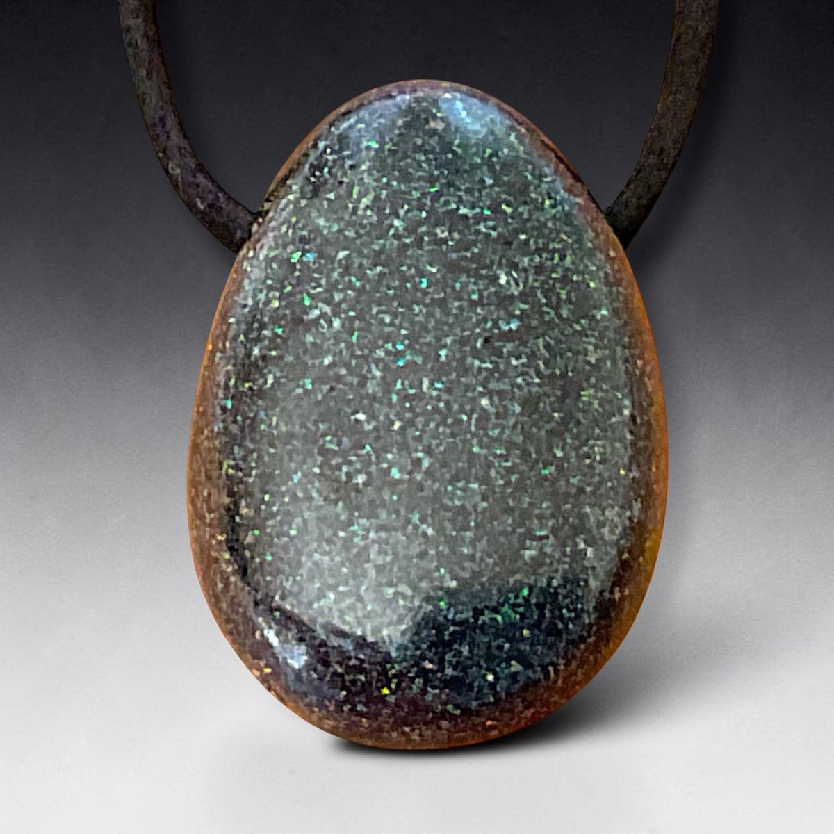 Schwarzer Opal Tropfenanhänger aus Australien – natürlicher Edelopal, stab. – 30 × 20 mm – mit Band & Geschenkbox