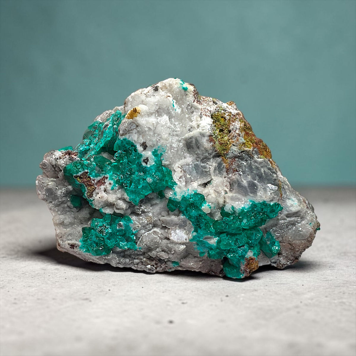 Dioptas Kristallstufe aus dem Kongo (Zaire) – 364 g – 10 × 6 × 6 cm – intensiv grüne Kristalle – Sammlerstück – Unikat 1657