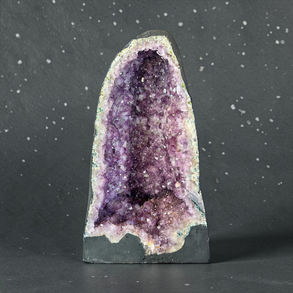XXL Amethyst Druse AAA aus Brasilien – 39,8 kg – 29 × 24 × 57 cm – intensive violette Kristalle – Unikat Masterpiece 1472 – Sammlerstück