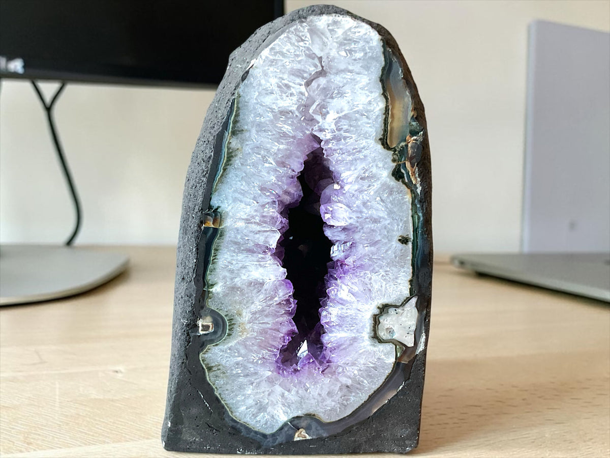 Amethyst Druse AAA-Qualität mit faszinierender Kristallhöhle & Achatzeichnungen – 5 kg – 13 x 12 x 22 cm – Blickfang & Dekoration – Sammlerstück – Unikat Masterpiece 1475 – Brasilien