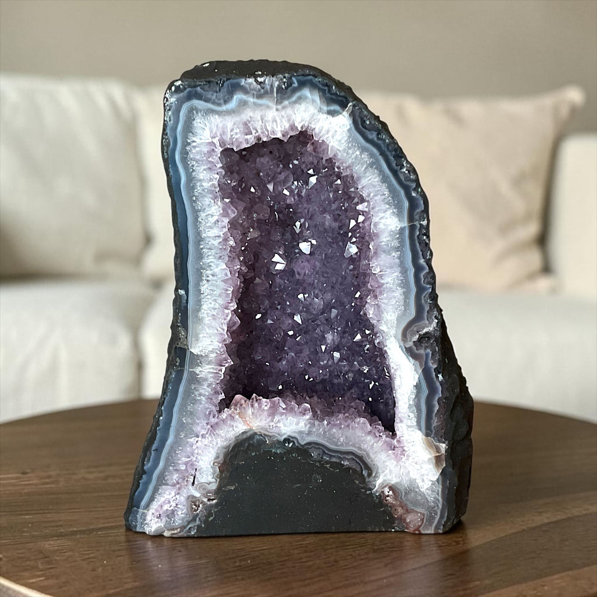 Amethyst Druse AAA-Qualität mit faszinierender Kristallhöhle & Achatzeichnungen – 5,38 kg – 18 x 11 x 23 cm – Edelstein Dekoration & Sammlerstück – Unikat Masterpiece 1621 – Brasilien