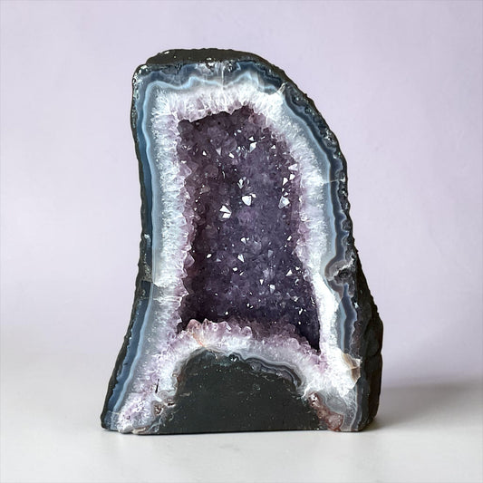 Amethyst Druse AAA-Qualität mit faszinierender Kristallhöhle & Achatzeichnungen – 5,38 kg – 18 x 11 x 23 cm – Edelstein Dekoration & Sammlerstück – Unikat Masterpiece 1621 – Brasilien
