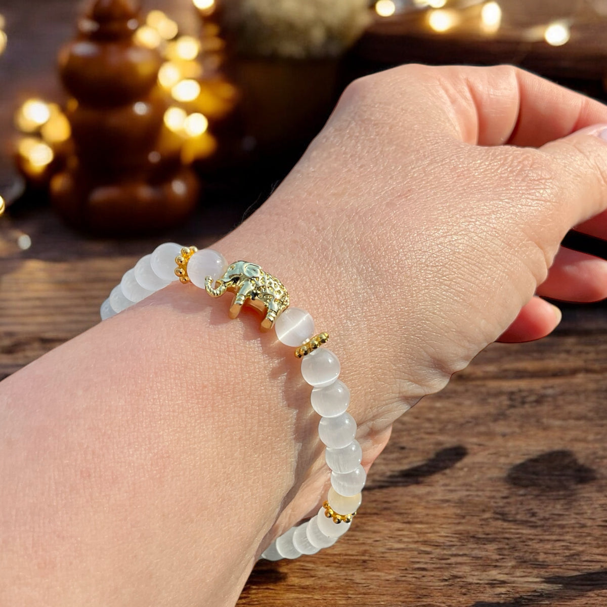 Selenit Edelstein Perlenarmband "Elefant" 6 mm mit 14k vergoldeter Edelstahlperle - Reichtum Erfolg und Glück - Handmade - inclusive edler Geschenkbox -