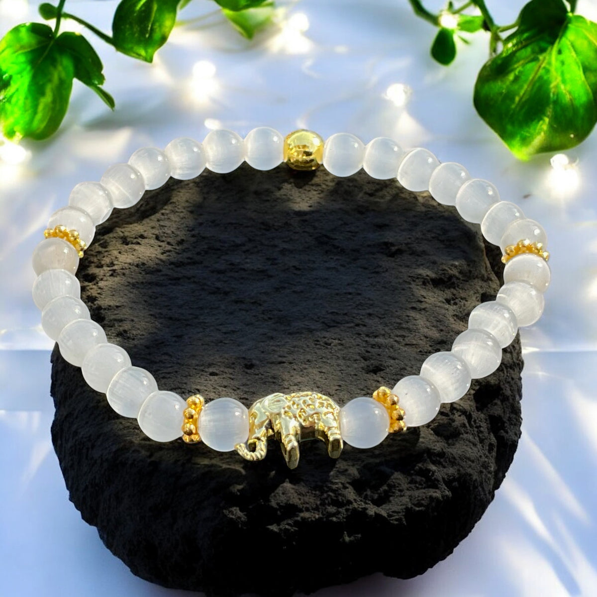 Selenit Edelstein Perlenarmband "Elefant" 6 mm mit 14k vergoldeter Edelstahlperle - Reichtum Erfolg und Glück - Handmade - inclusive edler Geschenkbox -