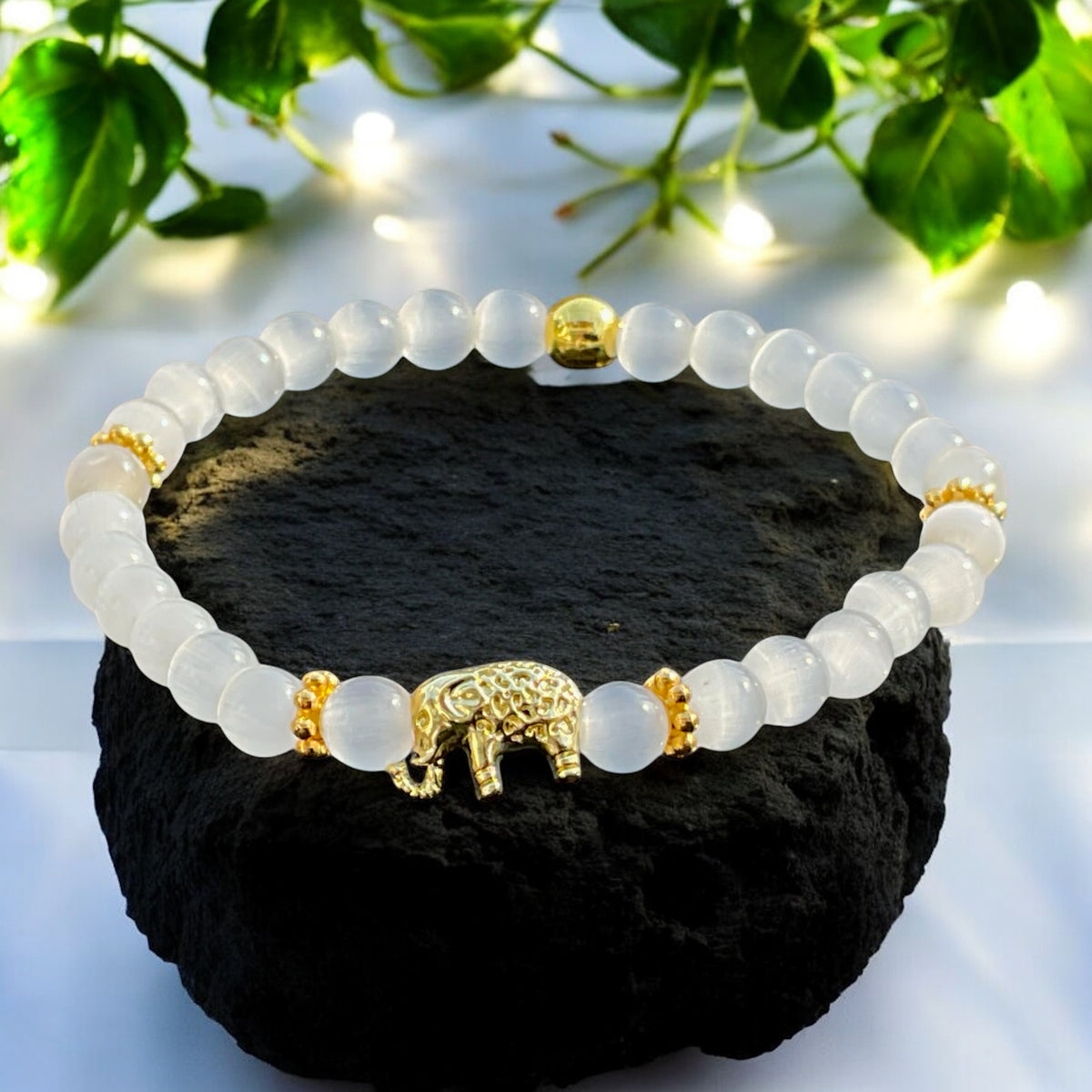 Selenit Edelstein Perlenarmband "Elefant" 6 mm mit 14k vergoldeter Edelstahlperle - Reichtum Erfolg und Glück - Handmade - inclusive edler Geschenkbox -