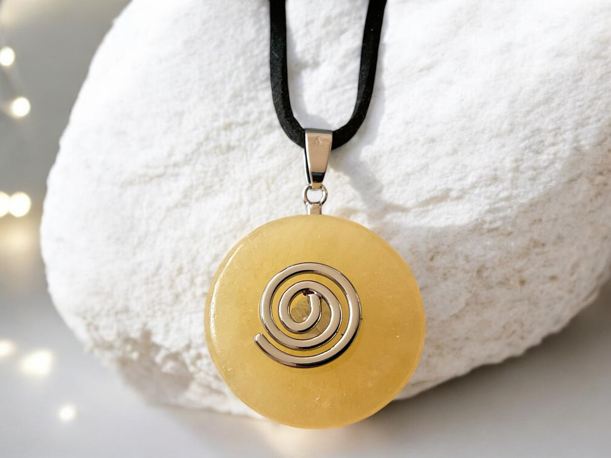 Premium Edelstein-Donut Orangencalcit optional als Kette mit versilberter oder vergoldeter Spirale und Wildlederband