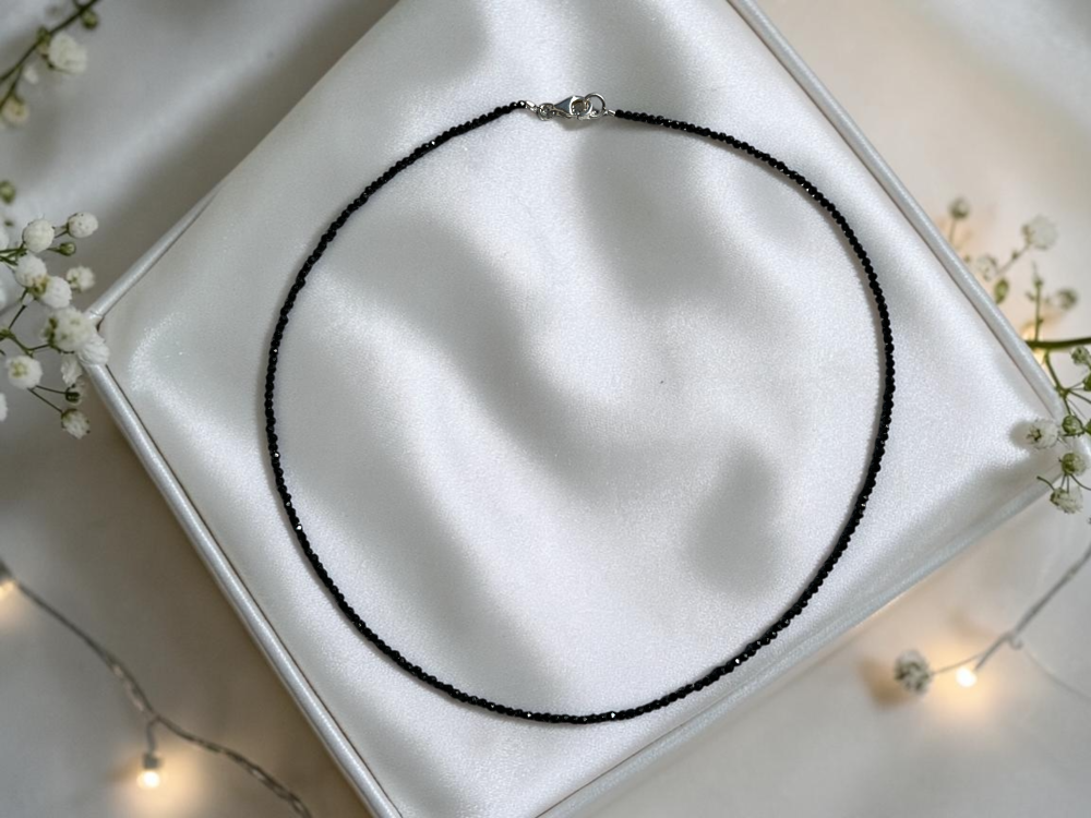 Schwarzer Turmalin (Schörl) Perlenkette – 2 mm facettiert – 45 cm – AAA aus Brasilien – mit Geschenkbox & Edelsteinkarte