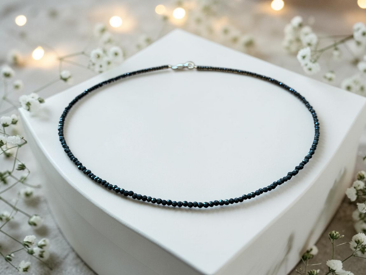 Schwarzer Turmalin (Schörl) Perlenkette – 2 mm facettiert – 45 cm – AAA aus Brasilien – mit Geschenkbox & Edelsteinkarte